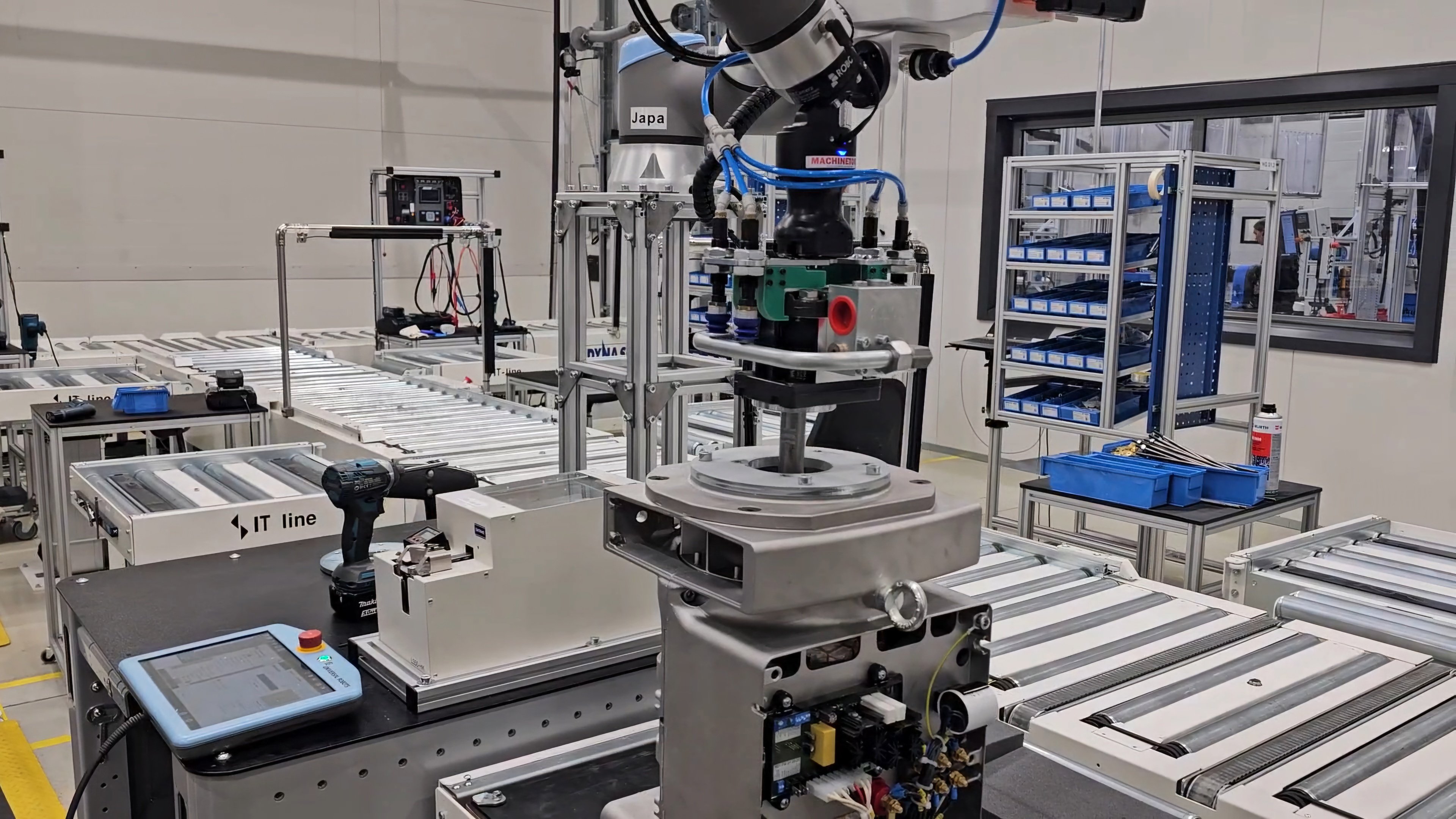 Kokoonpanorobotti Dynasetin tuotantotiloissa