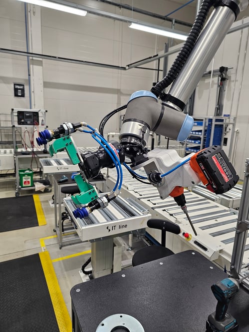 Erilaisia työkaluja kiinnitettynä kokoonpanorobottiin