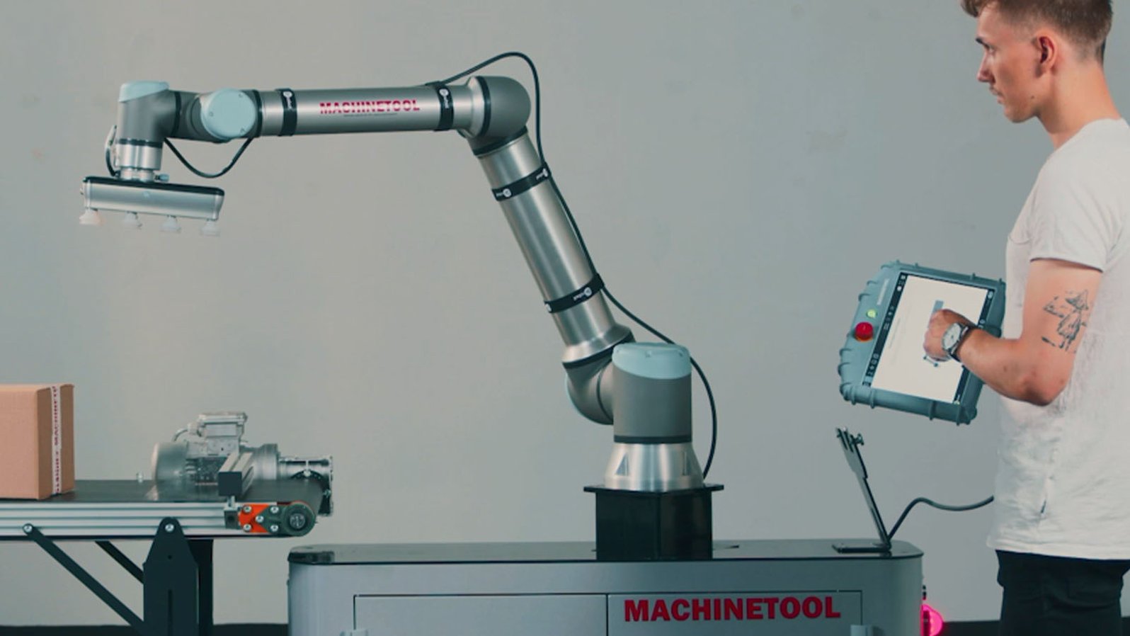 Mies ohjaa automatisoitua lavausrobottia
